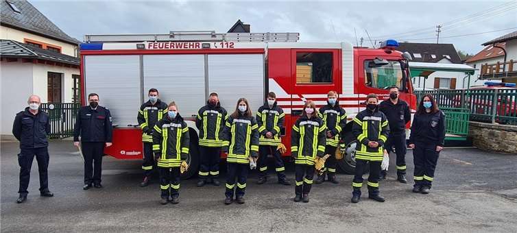 Insgesamt 19 Teilnehmerinnen und Teilnehmer haben den ersten Grundlehrgang der Feuerwehr in der VG Adenau bestanden. Fotos: Feuerwehr VG Adenau