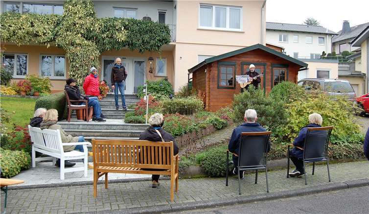 Insgesamt 20 Personen konnten als Zuschauer bei der "Kult-Tour" durchHoller teilnehmen und sich an den einzelnen Stationen unterhalten lassen.Fotos: privat