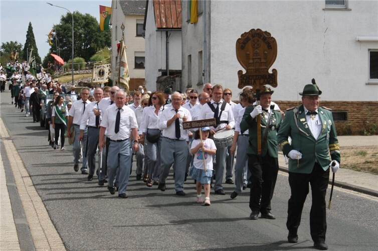 Insgesamt 20 Schützenvereine des Schützenbundes Maria Laach mit annähernd 250 Aktiven reihten sich in den Festumzug ein.