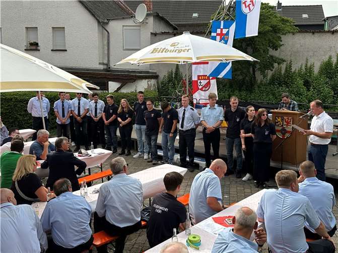 Insgesamt 21 Männer und Frauen standen nach der erfolgreichen Grundausbildung zum Truppmann auf der Ernennungsliste zum Feuerwehrmann, beziehungsweise zur Feuerwehrfrau.  Foto: VG-Verwaltung Mendig/Stefan Pauly