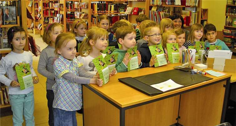 Insgesamt 21 Vorschulkinder aus dem Montessori-Kinderhaus und dem Regenbogen-Kindergarten konnten ihre Bibliotheksführerscheine in Empfang nehmen. privat