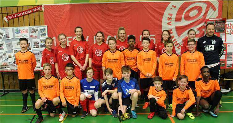 Insgesamt 22 Schülerinnen und Schüler der Realschule plus Untermosel hatten viel Spaß bei einer Trainingseinheit mit Christof Babatz (hinten r.) von der Mainz 05er Fußballschule. Realschule plus Untermosel