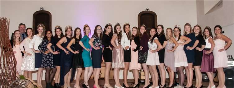 Insgesamt 22 Weinmajestäten aus dem Ferienland Cochem präsentierten ihre Lieblingsweine. Fotos: TE