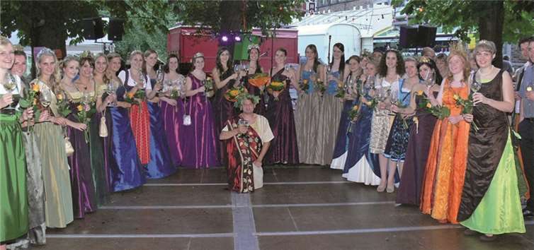 Insgesamt 22 Weinmajestäten von Mosel und Rhein inklusive Weingott Bacchus und Winninger Weinhex machten in Moselkern ihre Aufwartung.  TE