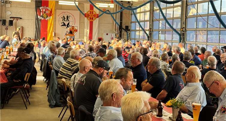 Insgesamt 225 Feuerwehrkameraden und Kameradinnen aus dem gesamten Rhein-Lahn-Kreis trafen sich jetzt in Lahnstein, um gemeinsam die Kameradschaft zu pflegen. In der proppenvollen Fahrzeughalle wurde gegessen und getrunken und viele gute Gespräche geführt.  Foto: Jörg Eisbach