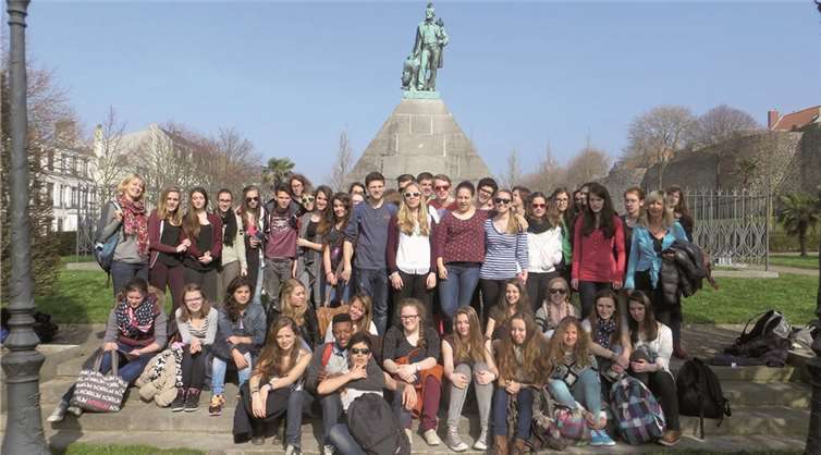 Insgesamt 24 deutsche Schülerinnen und Schüler reisten zusammen mit ihren drei Lehrerinnen zu ihrer langjährigen Partnerschule nach Boulogne-sur-Mer.privat