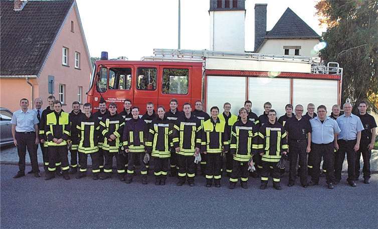 Insgesamt 25 Feuerwehrfrauen und -männer haben erfolgreich an der Feuerwehrgrundausbildung in Adenau über mehrere Wochenenden teilgenommen. UM