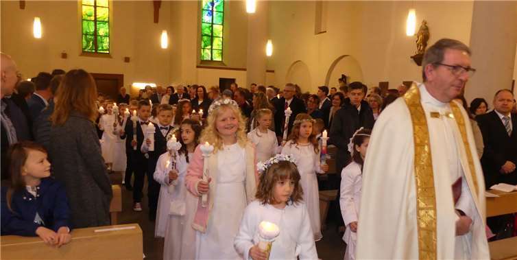 Insgesamt 25 Mädchen und Jungen aus der Region hielten zu ihrer Erstkommunion einen feierlichen Einzug.