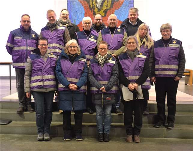 Insgesamt 25 Notfallseelsorger leisten im Kreis Neuwied einen unverzichtbaren Dienst für die Gesellschaft. Unser Bild zeigt (hintere Reihe von links) Karl-Heinz Rusky, Achim Günther, Philip Horn, Christel Kruppa, Andreas Burg, Matthias Henke, Michael Stützel, Gabi Rieger und Regina Schmitz sowie (vordere Reihe von links) die Neuzugänge Daniela aus den Erlen, Monika Kukla, Nicole Breuer und Sabine Ferenschild.  Foto: Elisabeth Bussmann