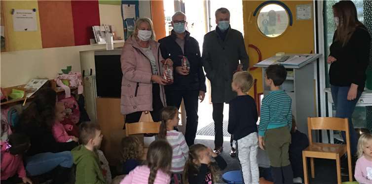 Insgesamt 250 Tüten spendeten die Arbeitskreis-Mitglieder der ortsansässigen Grundschule. Foto: privat