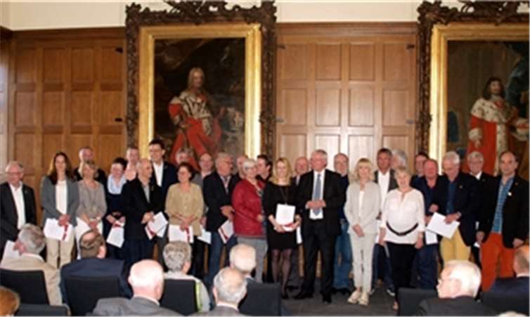 Insgesamt 26 Menschen die mit der Sport-Ehrennadel der Stadt Koblenz 2016 für ihr langjähriges Ehrenamt in ihrem Sportverein engagiert haben. US