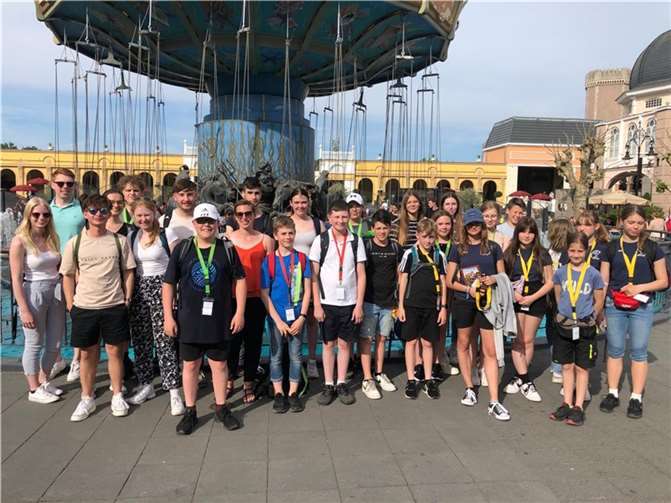 Insgesamt 27 Mendiger Messdiener/-innen besuchten das Phantasialand in Brühl.  Foto: privat