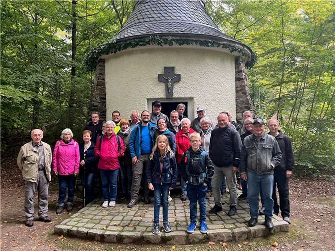 Insgesamt 27 Wanderinnen und Wanderer sind der Einladung des neuen Vorstands gefolgt und brachten, passend zum Wetter, strahlende Laune mit. Foto: privat