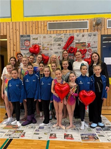 Insgesamt 28 Gymnastinnen aus vier verschiedenen Vereinen traten an und sorgten für einen ereignisreichen und stimmungsvollen Wettkampftag.