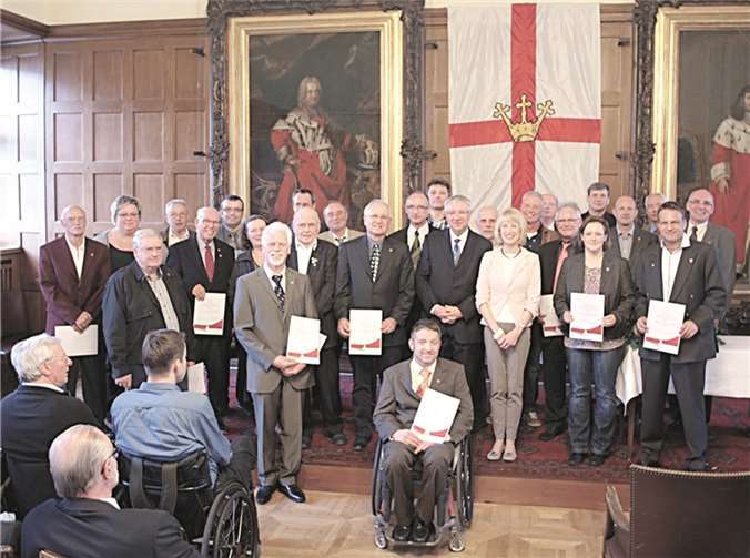 Insgesamt 28 Personen, dies sich in den Sportvereinen verdient gemacht haben wurden im Rathaussaal mit der Sport-Ehrennadel der Stadt Koblenz ausgezeichnet. US