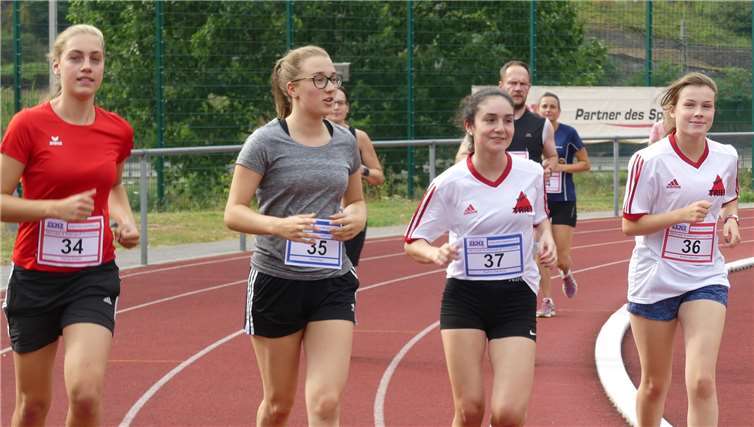 284 Teilnehmer/innen drehten in 24 Stunden 6896 Stadionrunden Insgesamt 284 Aktive drehten beim Benefiz-Mondlaufim Cochemer Stadion 6896 Runden.
