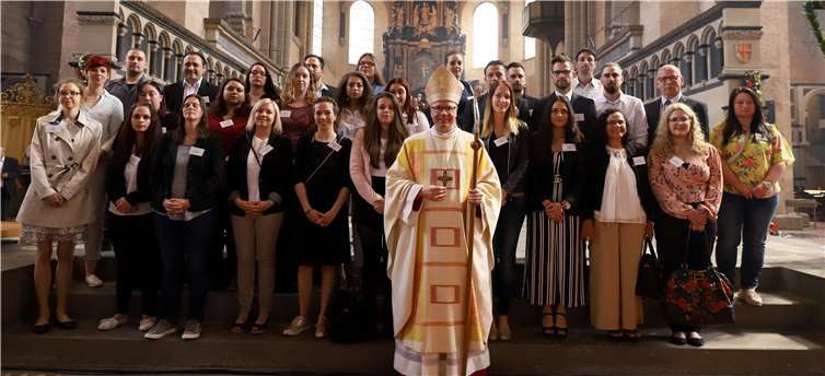 Insgesamt 29 Erwachsene empfingen durch Bischof Stephan Ackermann im Trier Dom das Sakrament der Firmung, darunter auch Daisy Stefanie Simon aus Neuwied.  Bistum Trier