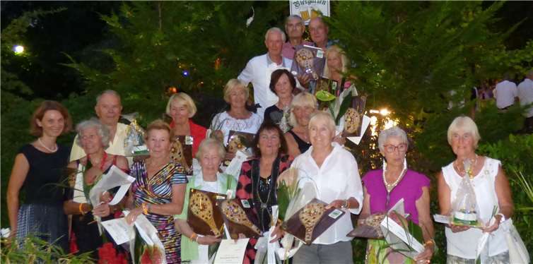 Insgesamt 29 Spielerinnen und Spieler wurden für langjährige Turnierteilnahme von Turnierdirektorin Annette Bartsch geehrt. HTC