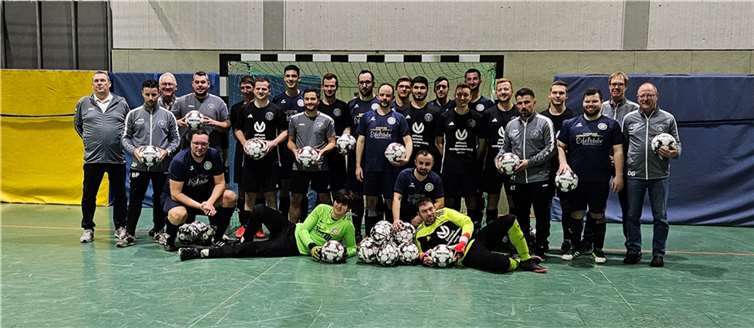 Insgesamt 30 Derby-Star Trainingsbälle wurden an die beiden Seniorenmannschaften der SG Hocheifel 23 übergeben. Quelle: SG Hocheifel 23