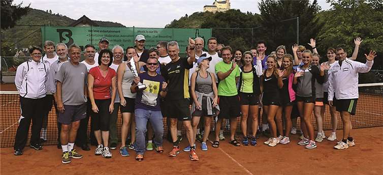 Insgesamt 30 Spielerinnen und Spieler aus fünf Tennisvereinen kämpften in den Kategorien Damen-Doppel, Herren-Doppel und Mixed um den begehrten Wanderpokal der Verbandsgemeinde Rhein-Mosel.