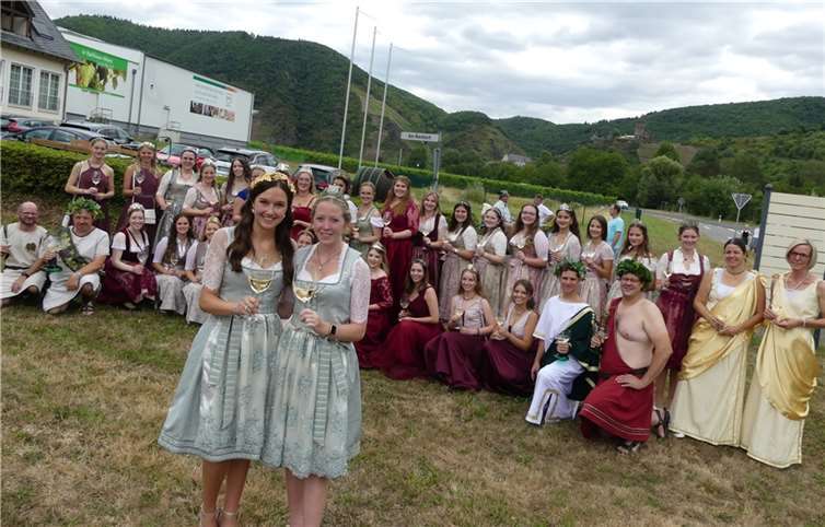 Insgesamt 30 Weinmajestäten aus der Region Untermosel machtenbeim Poltersdorfer Weinfest 2022 ihre geschätzte Aufwartung. Fotos:TE