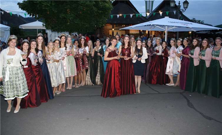 Insgesamt 30 Weinmajestäten der Terrassenmosel von Moselkern bis Pünderich machten zum Bremmer Weinfest ihre geschätzte Aufwartung.