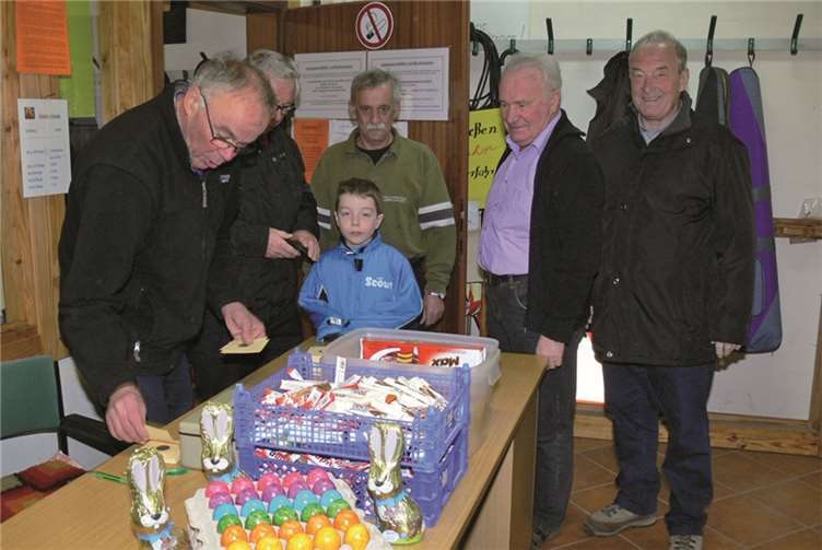 Insgesamt 3000 gefärbte Eier, zahlreiche Schoko-Osterhasen und reichlich süßes Naschwerk als Trostpreis gab es bei den Schützen als Prämie.TE