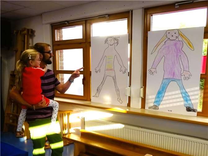 Insgesamt 31 Werke zum Thema „mein Körper“ waren im Turnraum der Kita Zauberwald ausgestellt.  Foto: privat