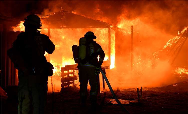 Insgesamt 32 Einsatzkräfte waren mehrere Stunden mit den Löscharbeiten beschäftigt.
