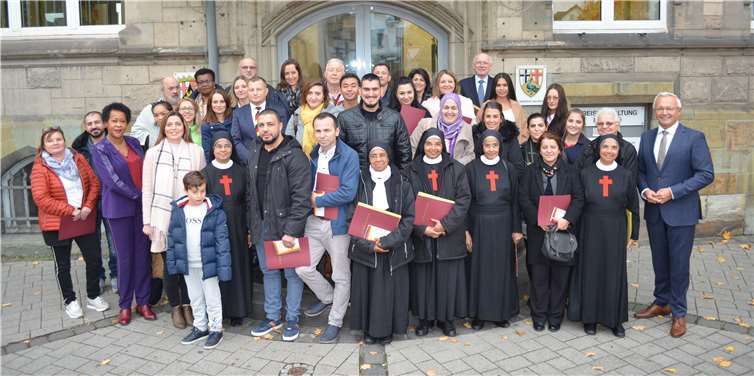 Insgesamt 32 Frauen und Männer erhielten bei der letztenEinbürgerungsfeier in der Kreisverwaltung Neuwied die deutsche Staatsbürgerschaft.