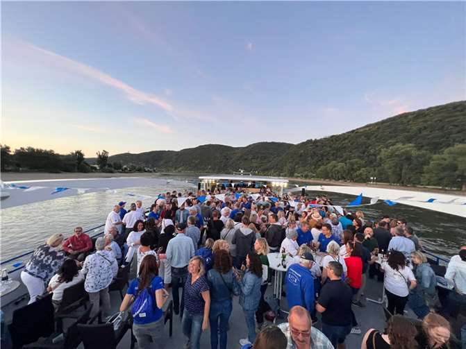 Insgesamt 320 Mitglieder, Freunde und Aktive feierten Jubiläum Insgesamt 320 Mitglieder, Freunde und Aktive besuchten die Ki. u. Ka. an Bord und feierten gemeinsam. Foto: privat