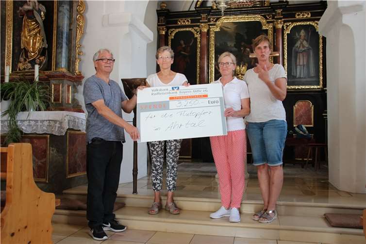 Insgesamt 3250,00 Euro wurden durch Kuchenverkauf und Spenden gesammelt.