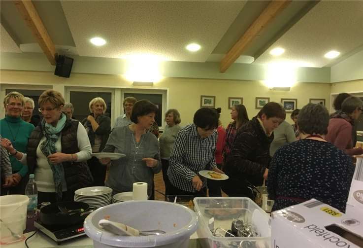 Insgesamt 36 Landfrauen hatten sich in die Geheimnisse des Senfkochens einweihen lassen. privat