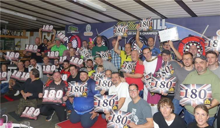 Insgesamt 36 erwartungsfreudige Teilnehmer:innen waren beim 3. Bücheler Benefiz Dart Turnier erfolgreich am Start. Fotos: TE