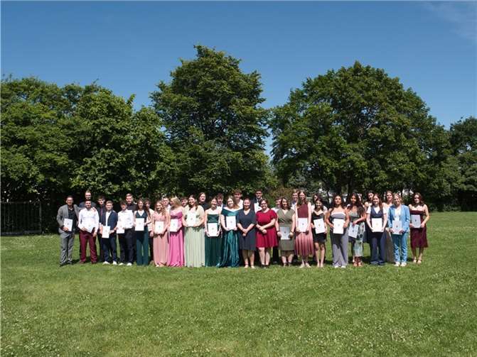 Insgesamt 37 Schüler der Fachoberschule Mendig konnten kürzlich ihren Abschluss feiern.  Foto: privat