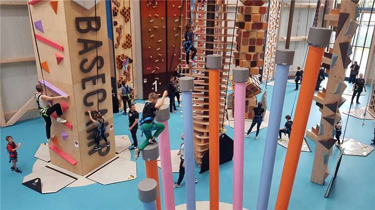 Insgesamt 37 verrückte und kreative Kletterelemente findet man beim Funclimbing. Fotos: KH