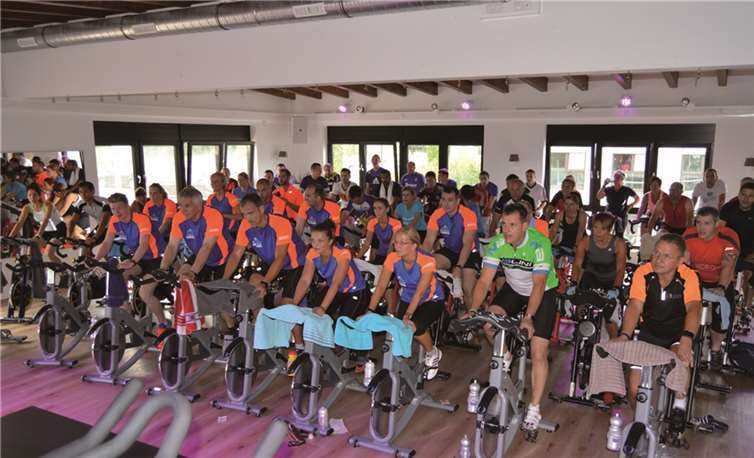 Insgesamt 375 Radler kamen im Fitnessstudio des monte mare Andernach zusammen, um beim großen Indoor-Cycling-Marathon für krebskranke Kinder und deren Familien in die Pedale zu treten.