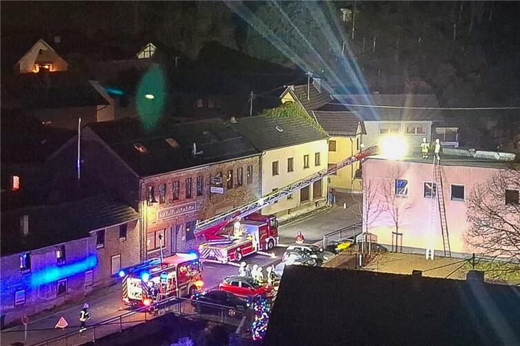 Insgesamt 38 Einsatzkräften der Freiwilligen Feuerwehren Altenahr, Ahrbrück, Kesseling und Staffel übten in der Kesselinger Ortsmitte die Menschenrettung und Brandbekämpfung eines Wohnungsbrandes in einem größeren Gebäude mit zunächst sieben vermissten Personen.  Foto:Annika Meurer / FFW Kesseling