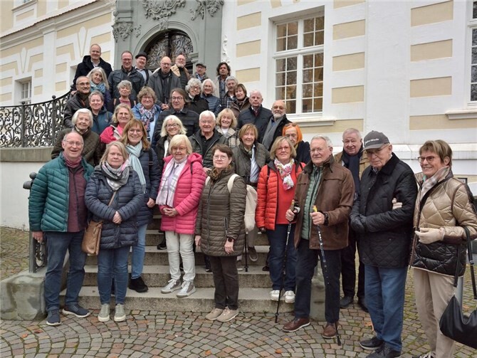 Insgesamt 38 ehrenamtlich in der Abtei Rommersdorf aktive Helferinnen und Helfer konnten der Vorsitzende der Abtei Rommersdorf-Stiftung, Dr. Hermann-Josef Richard und Geschäftsführer Dr. Reinhard Lahr zur traditionellen Jahresabschlussfahrt begrüßen. Diesmal führte die Tour zur „Oberschwäbischen Barockstraße“.  Foto: Jürgen Opgenoorth