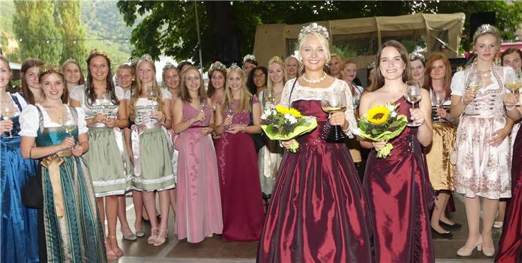 40 Weinmajestäten der Terrassenmosel machten ihre Aufwartung Insgesamt 40 Weinmajestäten von der Terrassenmosel waren beimWeinfest in Moselkern bei ihren Gastgeberinnen Anna-Lena und Michelle zu Gast.