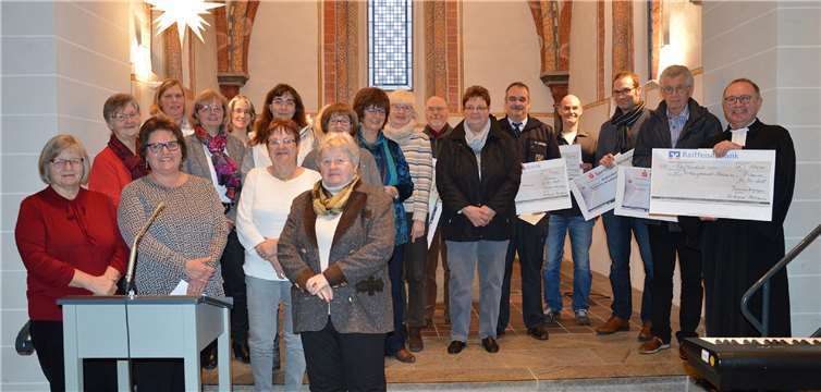 Insgesamt 4000 Euro wurden verschiedene Vereine gespendet. Jonas Fackert - Feuerwehr Kirchspiel Anhausen