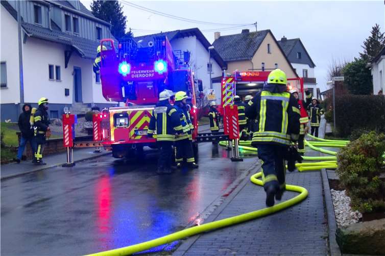 Insgesamt 46 Kräfte der Feuerwehren Dierdorf und Großmaischeid waren im Einsatz. Fotos: Feuerwehr VG Dierdorf