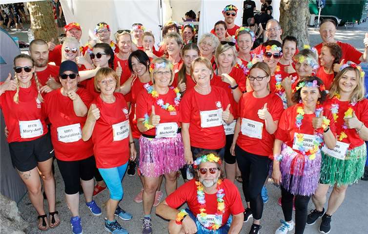 Insgesamt 49 Teilnehmer schickte der Caritasverband Westerwald-Rhein-Lahn beim 17. Münz-Firmenlauf in Koblenz auf die Strecke. Einige hatten sich den heißen Temperaturen am Deutschen Eck angepasst und starteten gleich im Hawaii-Outfit.Foto: privat