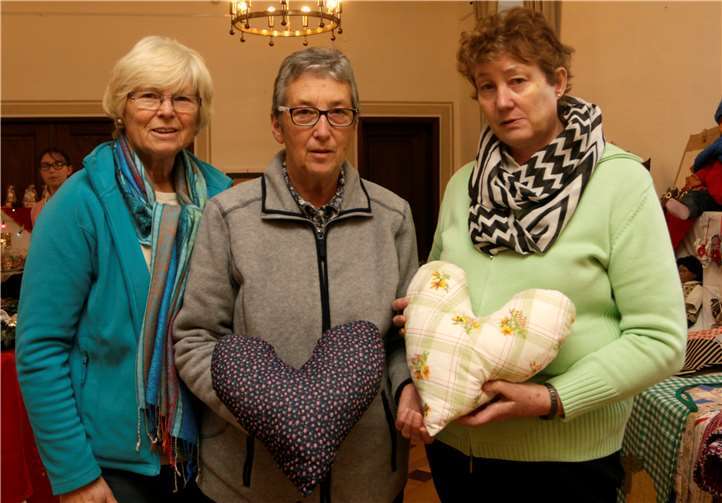 Insgesamt 50 Herzkissen für die Onkologie in Bad Neuenahr konnten übergeben werden.SES