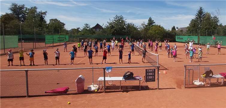 Insgesamt 50 Kinder und Jugendliche nahmen im August unter Einhaltung der geltenden Hygienevorschriften amSommertenniscamp des TC Kottenforst in Buschhoven teil. Foto: privat