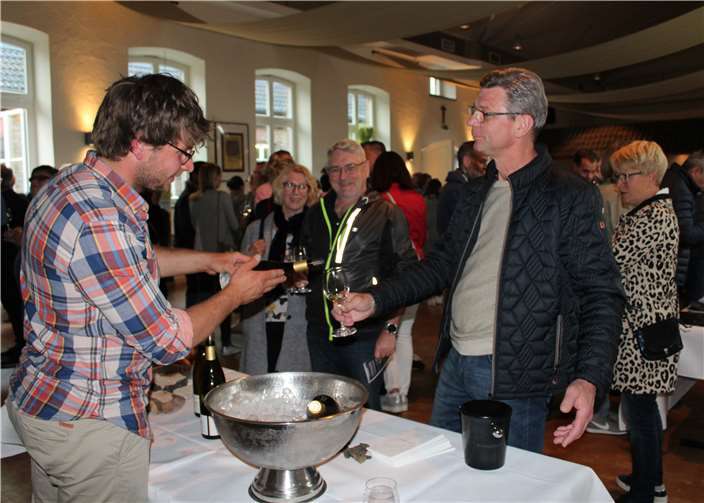 Insgesamt 50 Weine konnten verkostet werden – hier bei Bio-Winzer Christoph Trautwein-Bertram.