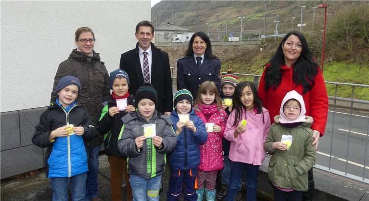 Insgesamt 600 Reflektoren brachte Regionalleiter Frank Michels von der Sparkasse Mittelmosel EMH für die Kids in Kindergärten und Schulen mit.Fotos: TE