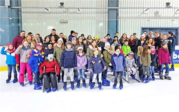 Insgesamt 65 Jugendrotkreuzler aus Wehr, Weibern, Bad Breisig, Sinzig und Niederzissen trafen sich vergangenen Freitag zum Schlittschuhlaufen in der Neuwieder Eissporthalle. Wie wichtig Teamarbeit und die Unterstützung Schwächerer ist, demonstrierten ganz praktisch die älteren Ausflugsteilnehmer. Hilfsbereit und geduldig halfen sie den Neulingen auf Kufen und gaben notwendige Tipps und Hilfestellungen. Sina Faßbender