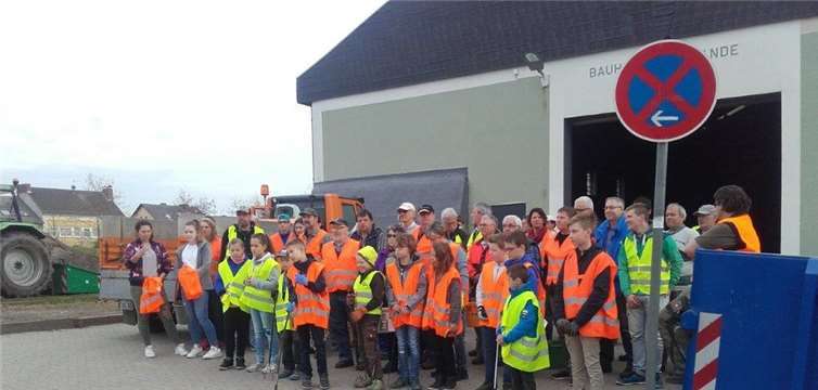 Insgesamt 68 Ortsansässige trafen sich, um die Gemeinde vom Unrat zu befreien. privat