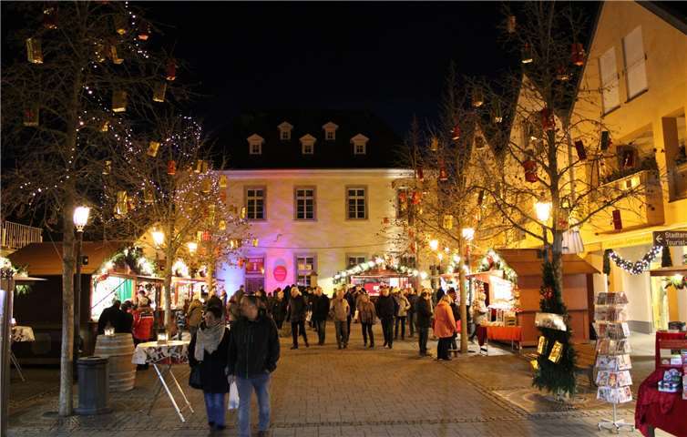 Insgesamt 70 Buden sind auf dem Marktplatz sowie rund um den Blankartshof zu finden.